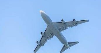 Crisi carburante, Ryanair: “C’è chi rischia di fallire”. Lufthansa taglia 20mila voli