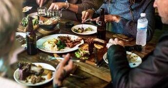 Dalla colomba alle uova, fino a 3.000 calorie a pranzo: i consigli dell’esperta dopo gli eccessi