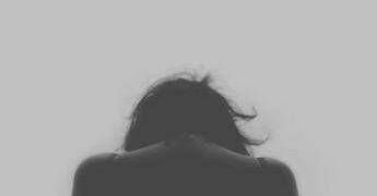 Donna si lancia dal balcone con i tre figli, Crepet: “Non è gesto d’impeto, ma disagio della solitudine”