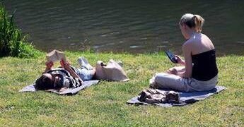 Ecco il caldo record sull’Italia, picchi fino a 28°C: le previsioni meteo