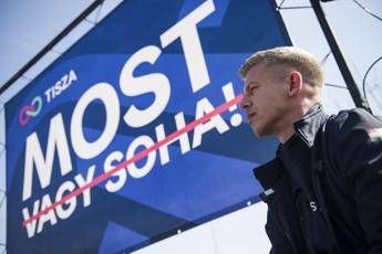 Elezioni in Ungheria, chi è Magyar: l’ex insider che può battere Orban