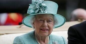 Elisabetta II e la passione per canto, quella volta in cui si esibì sulle note di ‘Dancing Queen’ degli Abba