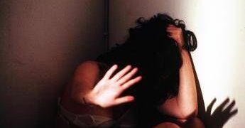 Fa violentare la madre disabile, arrestati figlia e compagno: filmati choc incastrano i responsabili