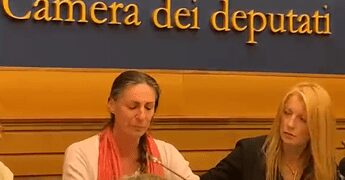 Famiglia nel bosco, la mamma: “I miei figli stanno subendo una crudeltà estrema”