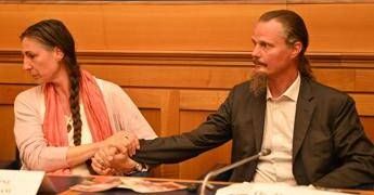 Famiglia nel bosco, la perizia psichiatrica: “Genitori inadeguati, no a ricongiungimento”