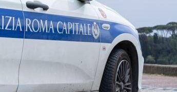 Follia nella notte in un campo rom di Roma, baracche a fuoco dopo una lite tra famiglie