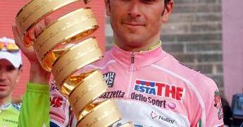 Fumo, Ivan Basso: “Da sportivo ed ex paziente oncologico dico sì a sigarette più care”