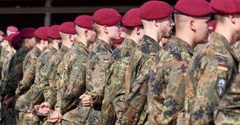 Germania, viaggi all’estero per oltre 3 mesi: uomini dovranno chiedere permesso all’esercito