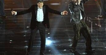 Gianni Morandi show a Milano, a sorpresa arriva Tredici Pietro: il duetto dopo Sanremo