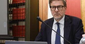 Giorgetti: “Ridotto deficit senza manovre restrittive”