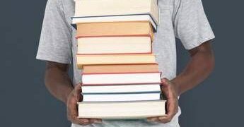 Giornata mondiale del libro, tutte le curiosità: dalla data del 23 aprile alla tradizione delle rose