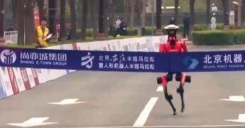 HONOR D1, il robot umanoide che corre 21 km in 50 minuti