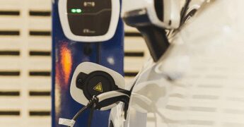 Il caro carburanti spinge la vendita dell’elettrico