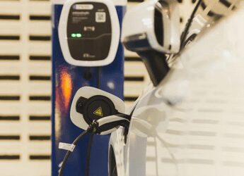 Il caro carburanti spinge la vendita dell’elettrico