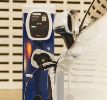 Il caro carburanti spinge la vendita dell’elettrico