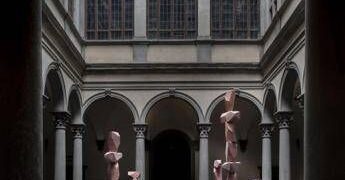 Il cortile che diventa mare, a Firenze l’installazione visionaria di Superflex