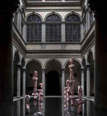 Il cortile che diventa mare, a Firenze l’installazione visionaria di Superflex