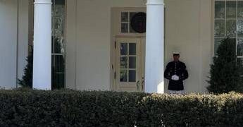 Il giallo del ricovero di Trump, il presidente Usa lontano dall’occhio pubblico: “Al lavoro per gli americani”