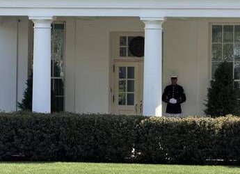 Il giallo del ricovero di Trump, il presidente Usa lontano dall’occhio pubblico: “Al lavoro per gli americani”