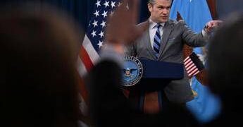 Iran, Hegseth: “Europa smetta conferenze su Hormuz e si metta in mare”