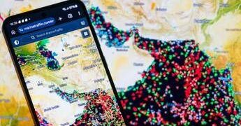 Iran, Hormuz riapre ma restano tensioni. Trump: “Negozieremo durante il fine settimana”