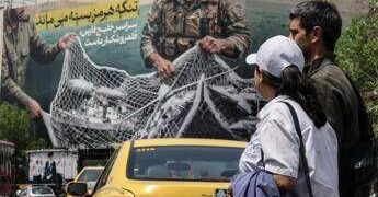 Iran, continua blocco navale a Hormuz: Usa ordinano a 31 navi di invertire la rotta. Pentagono: via il Segretario alla Marina Phelan – Diretta