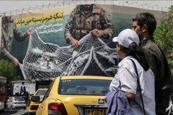 Iran, continua blocco navale a Hormuz: Usa ordinano a 31 navi di invertire la rotta. Pentagono: via il Segretario alla Marina Phelan – Diretta