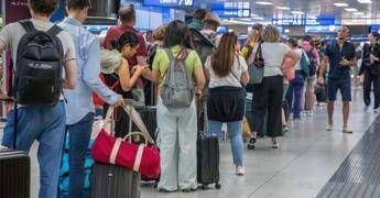 Iran, impennata prezzi dei carburanti: compagnie aeree low cost tagliano i voli