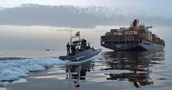 Iran, la ‘flotta delle zanzare’ è l’incubo di Trump: i barchini minacciano Hormuz