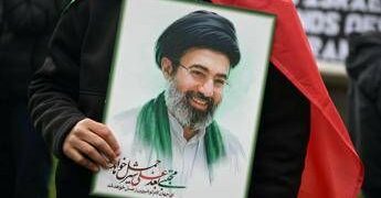 Iran, media: “Mojtaba Khamenei sfigurato ma vigile, partecipa a riunioni e prende decisioni”