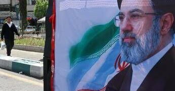 Iran, ore frenetiche prima della tregua: il ruolo chiave di Khamenei nel sì all’accordo