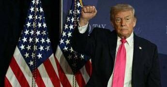 Iran riapre Hormuz, Trump mantiene il blocco navale: “Ci prendiamo l’uranio”. Teheran smentisce