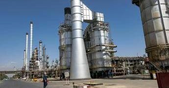 Iran ‘sommerso’ dal petrolio, Teheran sfrutta serbatoi abbandonati e container improvvisati