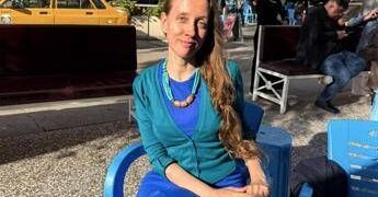 Iraq, Kataeb Hezbollah annuncia: “Rilasciata la giornalista Shelly Kittleson”