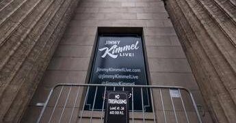 Jimmy Kimmel risponde a Melania Trump: “D’accordo su stop retorica d’odio, ne parli con suo marito”