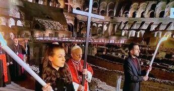 La prima Via Crucis di Papa Leone, porta la croce per tutte le quattordici stazioni