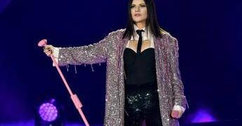 Laura Pausini ferma il concerto in Perù e gela la prima fila: “Non conoscete le canzoni”