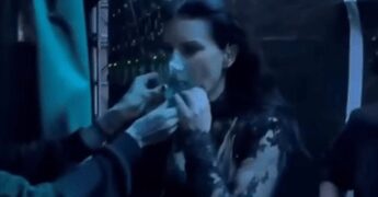 Laura Pausini si sente male, ferma il concerto e si fa portare l’ossigeno sul palco