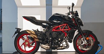 MV Agusta, la Brutale 800 si veste di “Nero Carbonio”