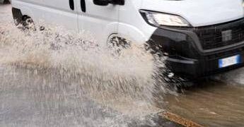 Maltempo a Roma, bomba d’acqua con pioggia e grandine