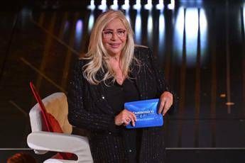 Mara Venier, costretta a riposo per problemi al menisco: cosa è successo