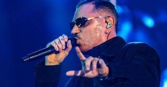 Marracash torna alle origini e rompe la ‘quarta parete’: lo show che abbraccia Barona