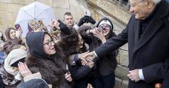 Mattarella a Praga, i ragazzi entusiasti lo salutano con l’Inno di Mameli