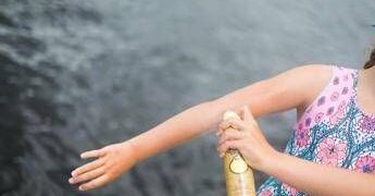 Melanoma, tre le mosse per prevenirlo. L’esperto: “La crema solare non basta”