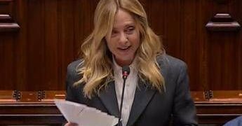 Meloni frena l’applauso in Aula durante l’iinformativa: “E’ ancora lunga, regà”. Poi punzecchia le opposizioni