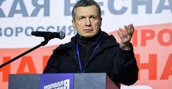 “Meloni vergogna della razza umana”: l’attacco della tv russa in italiano. Farnesina convoca l’ambasciatore