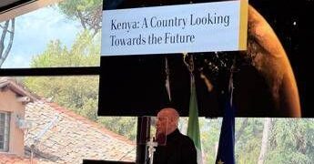 Migranti, Minniti: “Non emergenza ma fenomeno globale, sfida è gestione dei flussi”