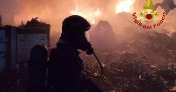 Milano, maxi incendio in un’azienda di smaltimento di rifiuti a Bollate