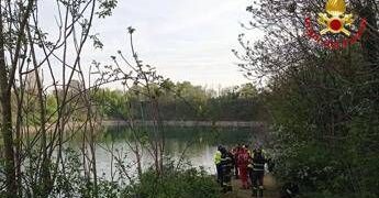 Milano, trovato cadavere in auto nel laghetto di Nerviano