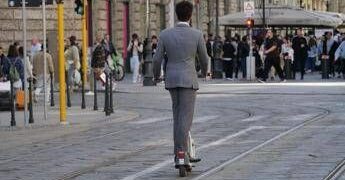 Monopattini elettrici, slitta al 16 luglio assicurazione obbligatoria: multe fino a 400 euro